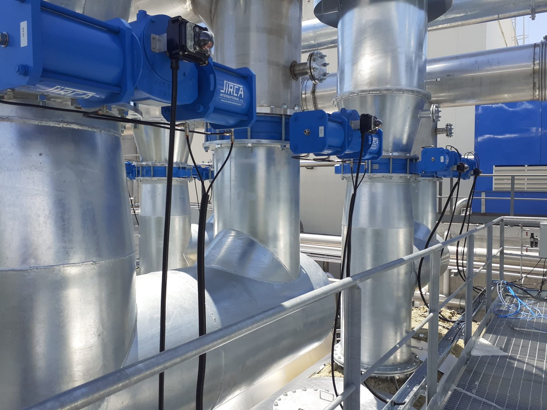 Actuated automatic valve and line details, solvent storage system