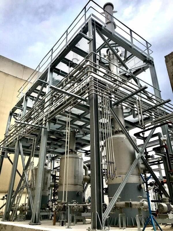 Distillation column and steel platform