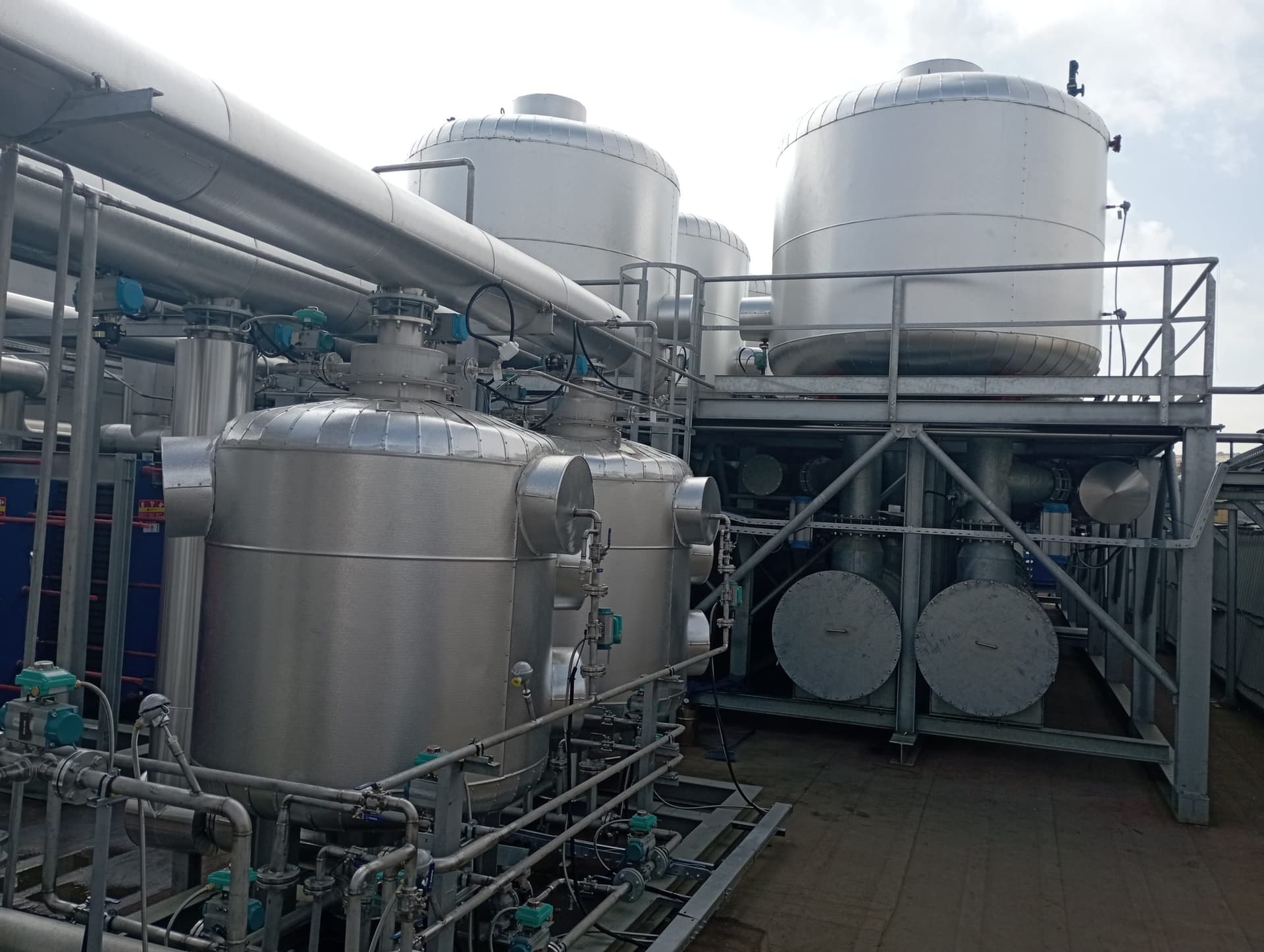 Molecular sieve tanks and distillation equipment