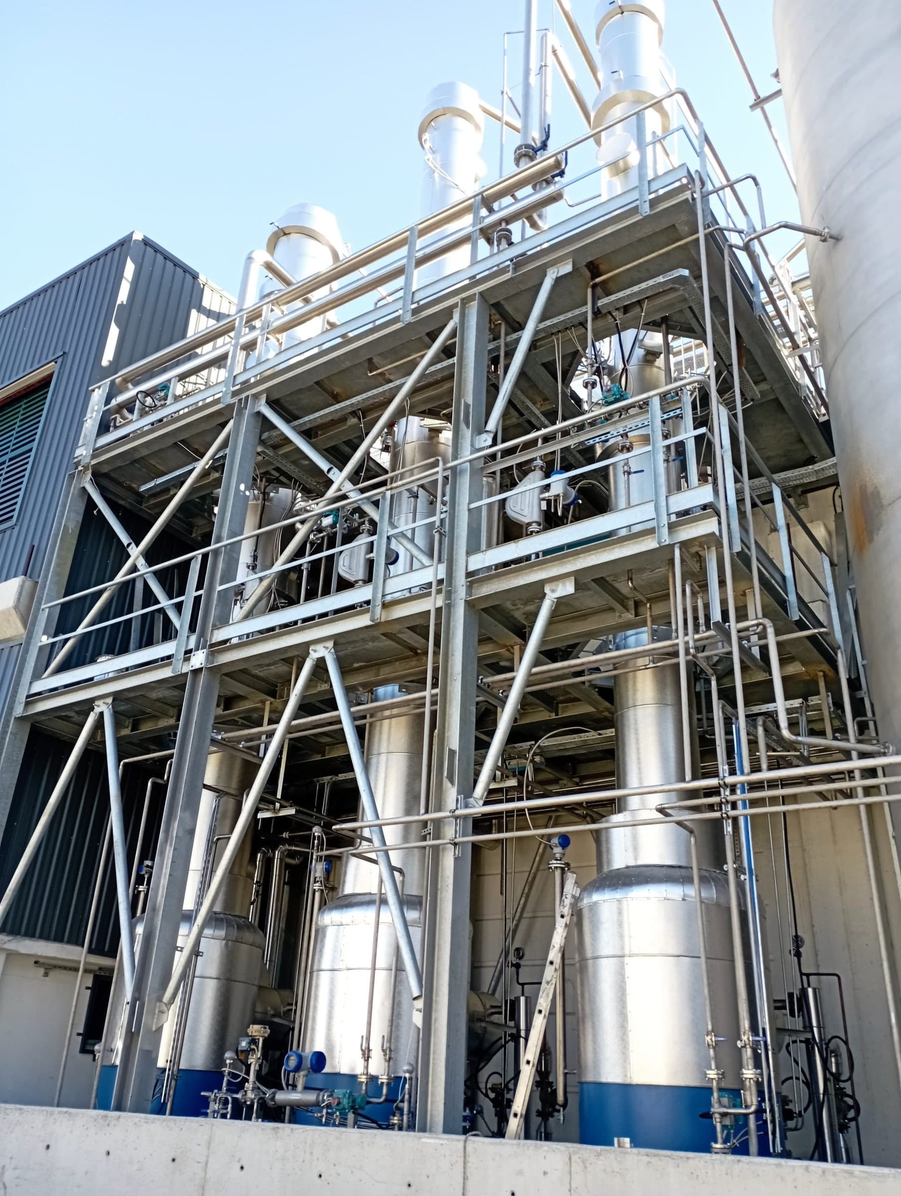 Solvent distillation column and steel structure