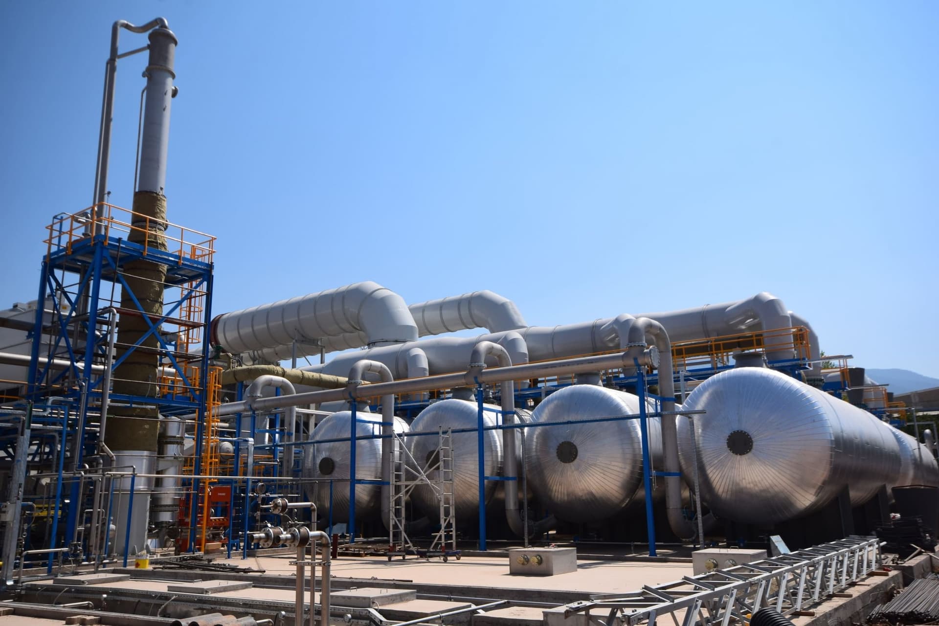 Solvent recovery plant: adsorber tanks and distillation column