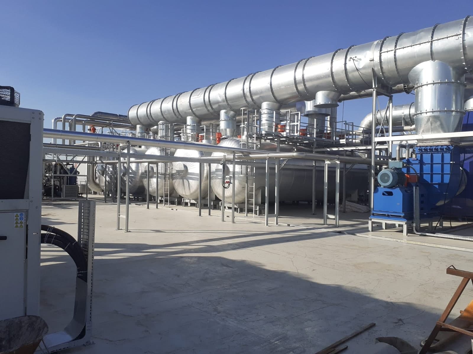 Solvent recovery plant air header and adsorbers