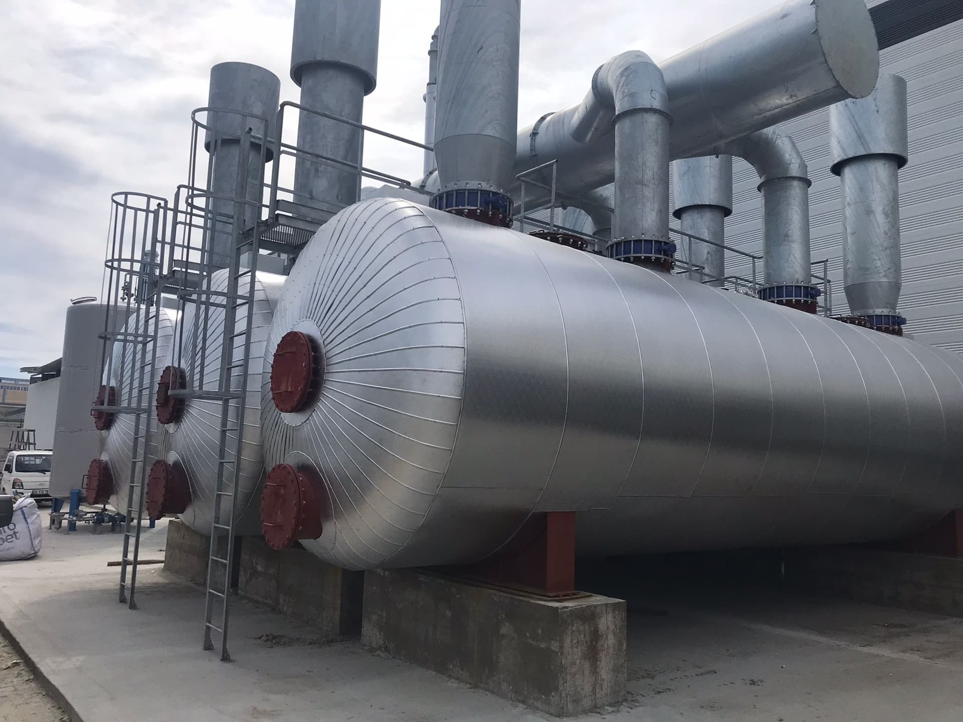 Horizontal activated-carbon adsorber tanks